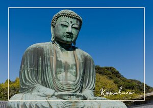 Die Buddha-Statue hat sich in den letzten Jahren, durch seine Bronze Verkleidung und der Meerluft in einem grünlichen Türkiston gefärbt. Sie ist wirklich riesig und sitzt mit verschreckten Beinen und Armen in einem Schneidersitz auf dem kleinen Hügel.