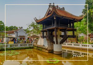 Hanoi zeigt sich hier von seiner ruhigen, traditionellen Seite: Ein kleiner Tempel oder Pavillon steht erhöht über dem Wasser und wirkt mit seinem geschwungenen Dach besonders elegant. Die helle Brücke, das grüne Umfeld und die spiegelnde Wasserfläche verleihen der Szene eine friedliche, fast poetische Atmosphäre. So entsteht ein harmonisches Bild von Hanoi, das Kultur, Wasser und Natur ganz sanft miteinander verbindet.