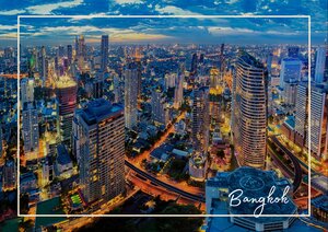 Bangkok breitet sich im Bild wie ein leuchtendes Meer aus Hochhäusern aus, in dem Glasfassaden, Türme und dichter Stadtverkehr zu einer einzigen lebendigen Linie verschmelzen. Zwischen den Gebäuden ziehen sich helle Straßenadern und goldene Lichtspuren hindurch, während der Himmel über der Stadt noch einen kühlen, bläulichen Ton trägt. Dadurch entsteht dieser typische Bangkok-Eindruck: laut, groß, glitzernd und voller Energie bis weit in die Ferne.
