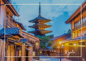 Die kleinen Gässchen von Kyoto laden einen buchstäblich zum schlendern ein. Alles ist sehr verwinkelt und wirkt wie aus einer anderen Zeit. An jeder zweiten Ecke findet man einen beeindruckenden, mehrstöckigen Schrein und vor allem in den Abendstunden, wenn die Stadt schön beleuchtet ist mit den den ganzen Laternen erschafft es eine ganz wohlige Atmosphäre.