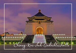 Im Zentrum des Bildes steht ein traditionelles Bauwerk in: die Chiang-Kai-shek Gedächtnishalle, das mit seinem geschwungenen Dach, den klaren Linien und dem hell beleuchteten Eingang sofort ins Auge fällt. Die warmen Lichttöne an der Fassade heben sich schön vom violett-blauen Abendhimmel ab, während die symmetrische Treppe und der gepflegte Vorplatz dem Motiv eine ruhige, geordnete Wirkung geben. Ringsum liegen grüne Flächen und ein leichter Dunst in der Luft, sodass das Gebäude wie eine leuchtende Insel in der Dämmerung wirkt.