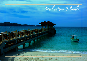 Die Perhentian Islands zeigen einen langen Steg, der weit ins türkisfarbene Wasser hinausführt und an einem kleinen Pavillon endet. Rechts daneben liegt ein kleines Boot auf dem ruhigen Meer, während der helle Sandstrand die Szene offen und unendlich wirken lässt.